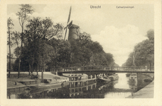 2101 Gezicht op de Stadsbuitengracht te Utrecht met de Molenbrug en de molen De Meiboom op het Paardenveld.